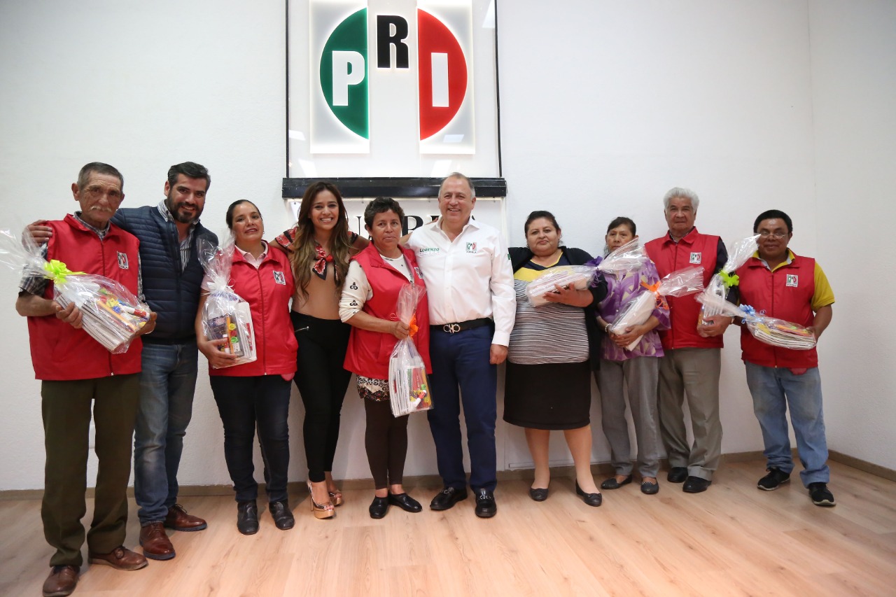 SE ENTREGAN ÚTILES ESCOLARES A PERSONAL DEL CDE