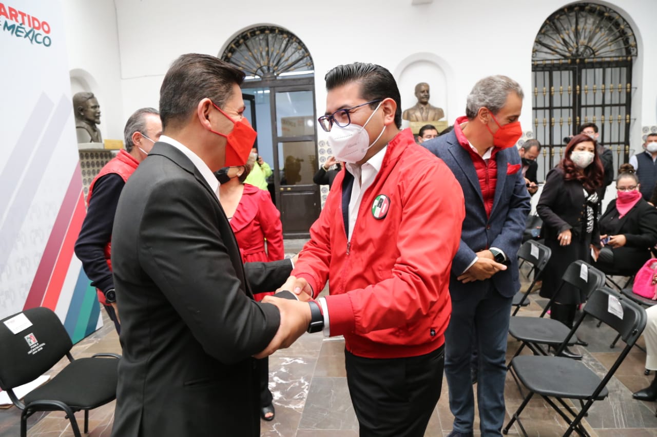 RINDEN PROTESTA SEBASTIÁN HERNÁNDEZ OROZCO Y ROCÍO TOXQUI OROPEZA COMO DIRIGENTES DEL COMITÉ MUNICIPAL DEL PRI EN PUEBLA