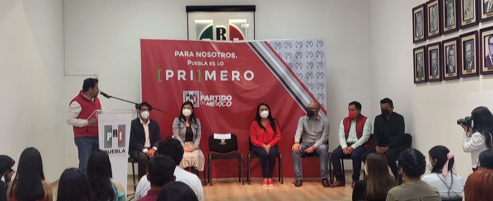 RINDEN PROTESTA JÓVENES RESPONSABLES DE PROGRAMAS DE LA SECRETARÍA DE VINCULACIÓN CON LA SOCIEDAD CIVIL DEL PRI PUEBLA. 