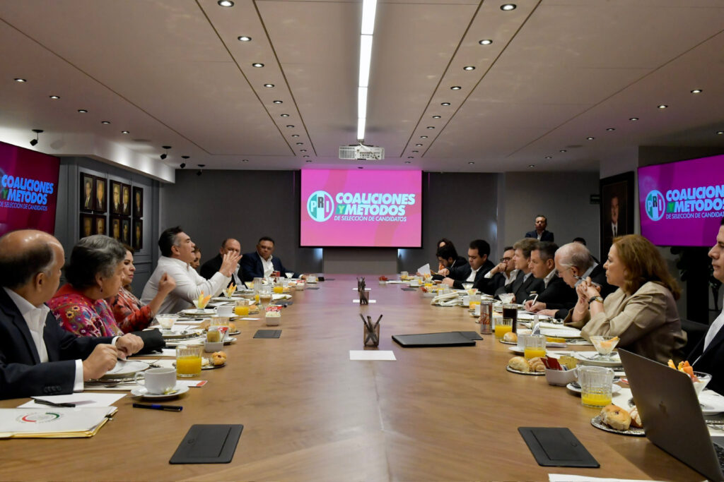 ENCABEZA EL COMITÉ EJECUTIVO NACIONAL DEL PRI REUNIÓN CON LIDERAZGOS