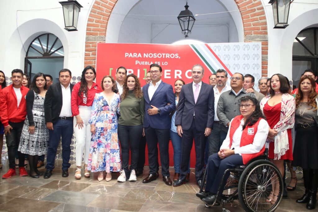 RECIBE EL PRI PUEBLA A NANCY DE LA SIERRA