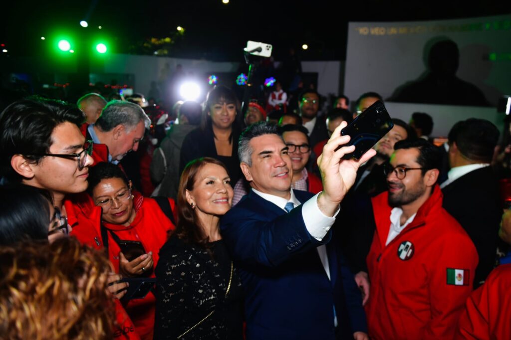 ENCIENDE ALEJANDRO MORENO EL ÁRBOL MONUMENTAL DE NAVIDAD EN EL PRI