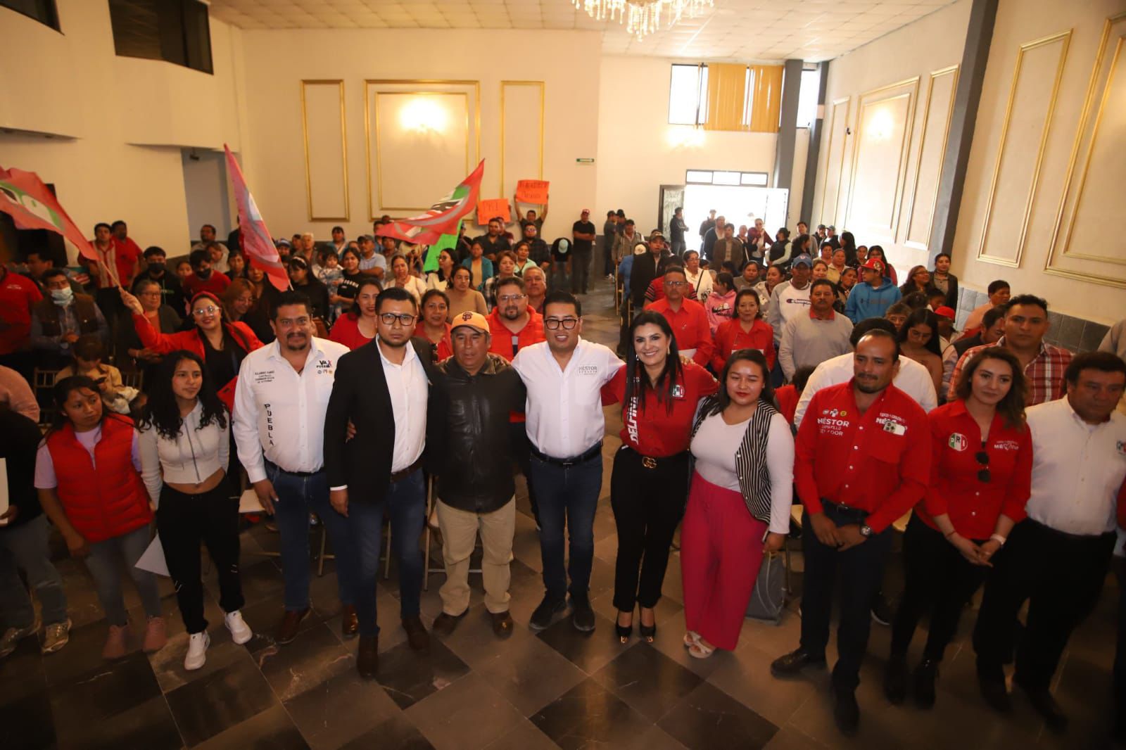 LLAMA NÉSTOR CAMARILLO A NUEVOS DIRIGENTES AL TRABAJO CERCANO CON LA GENTE