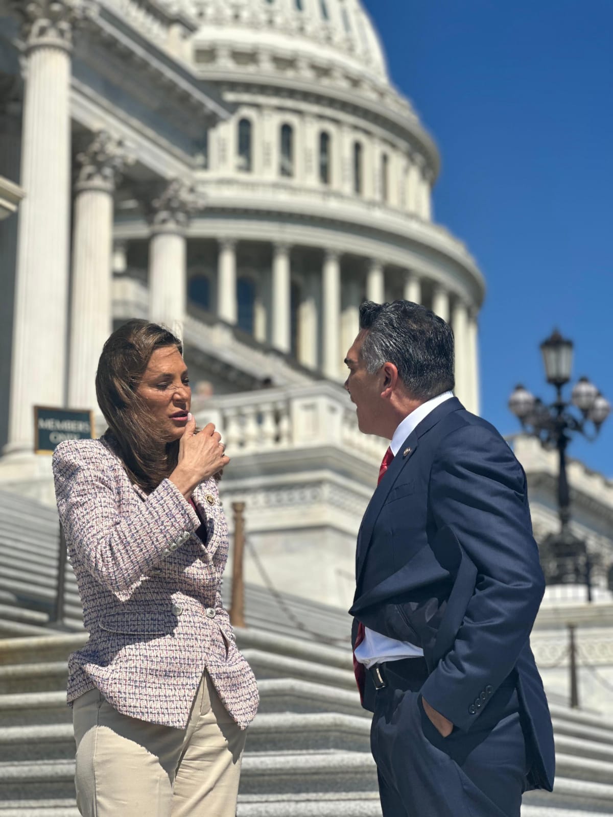DIALOGA ALEJANDRO MORENO CON LA CONGRESISTA MARÍA ELVIRA SALAZAR