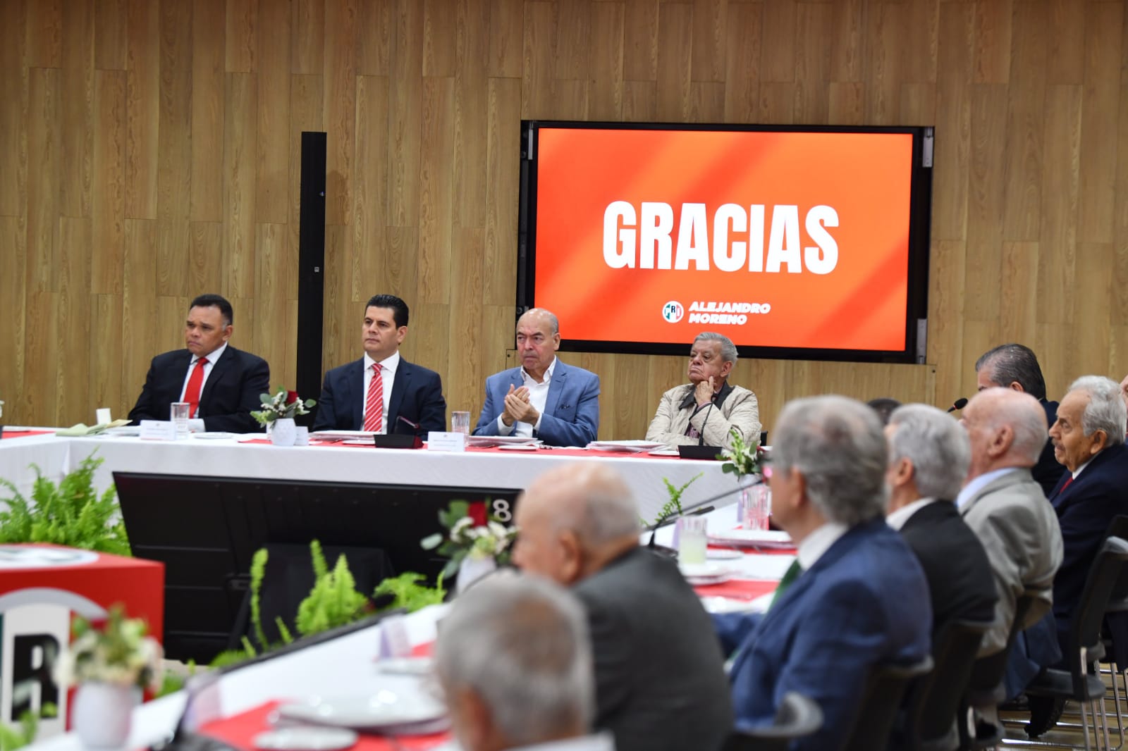 SE REÚNE ALEJANDRO MORENO CON EX GOBERNADORES DEL PRI